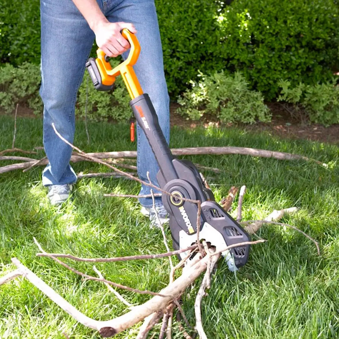 Cordless chainsaw (battery and charger included)
